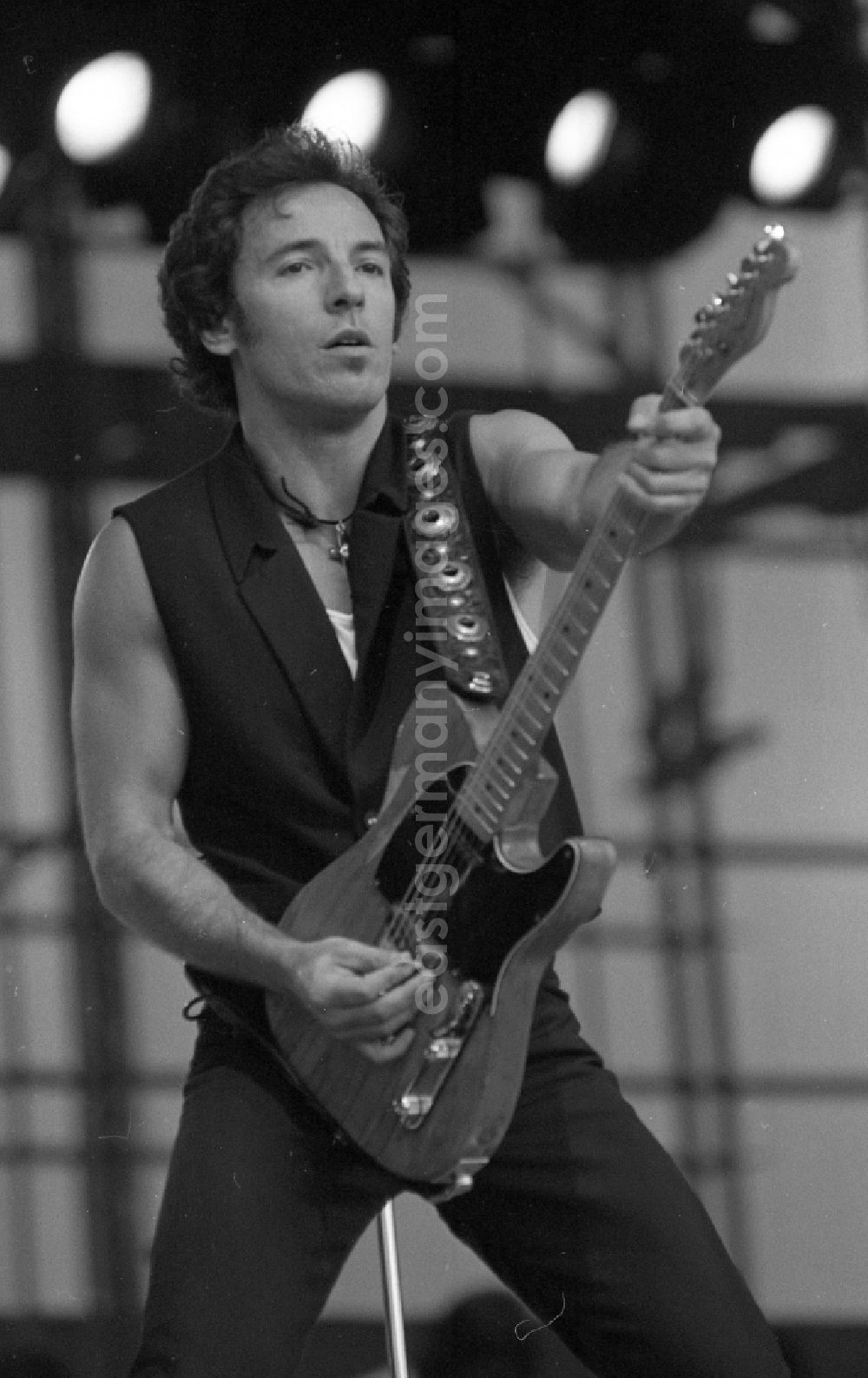 GDR photo archive: Berlin - Portrait shot of the singer and musician Bruce Springsteen in the district Weissensee in Berlin Eastberlin on the territory of the former GDR, German Democratic Republic
