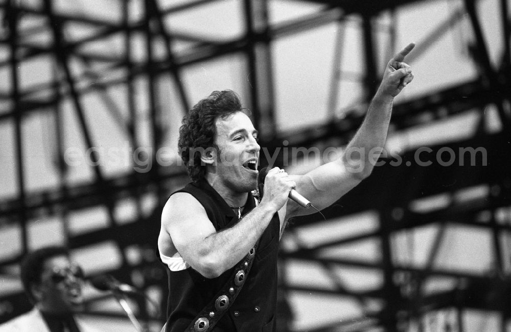 GDR picture archive: Berlin - Portrait shot of the singer and musician Bruce Springsteen in the district Weissensee in Berlin Eastberlin on the territory of the former GDR, German Democratic Republic