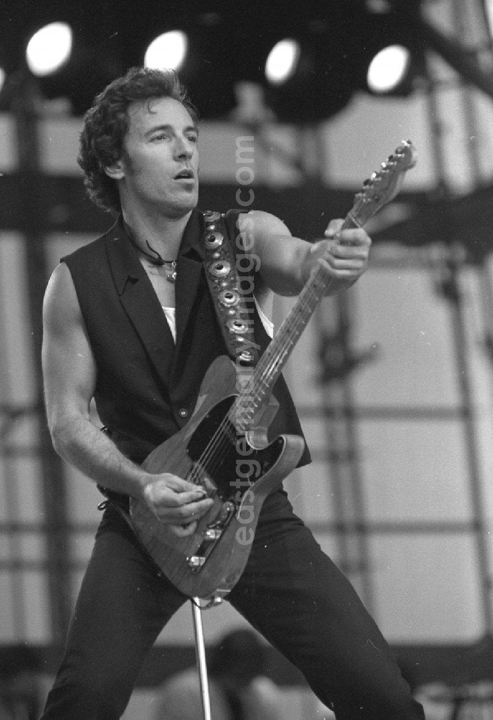 GDR image archive: Berlin - Portrait shot of the singer and musician Bruce Springsteen in the district Weissensee in Berlin Eastberlin on the territory of the former GDR, German Democratic Republic