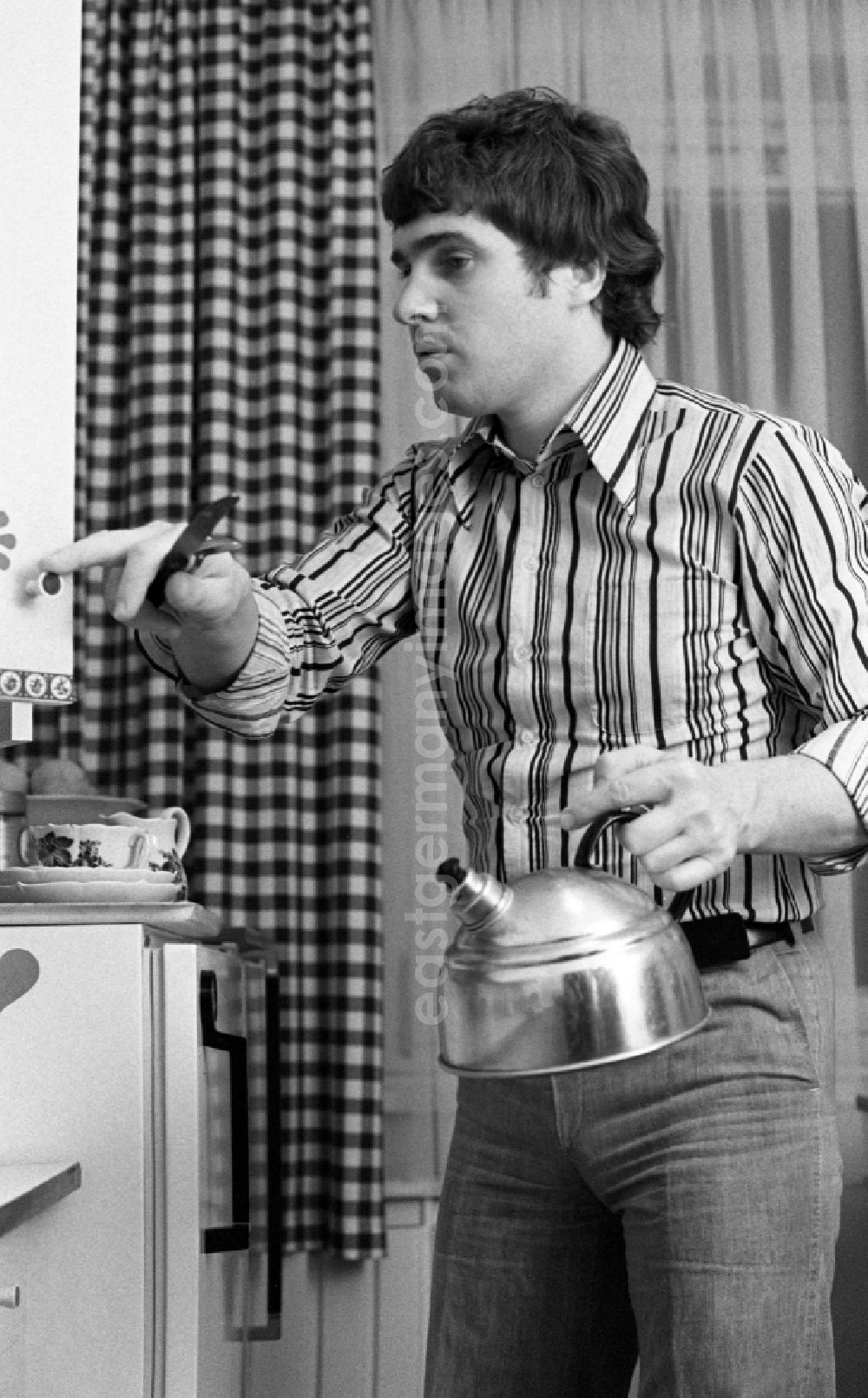 GDR picture archive: Berlin - Portrait shot of the singer and musician Frank Schoebel in the kitchen of his apartment doing housework in the district Mitte in Berlin Eastberlin, the former capital of the GDR, German Democratic Republic