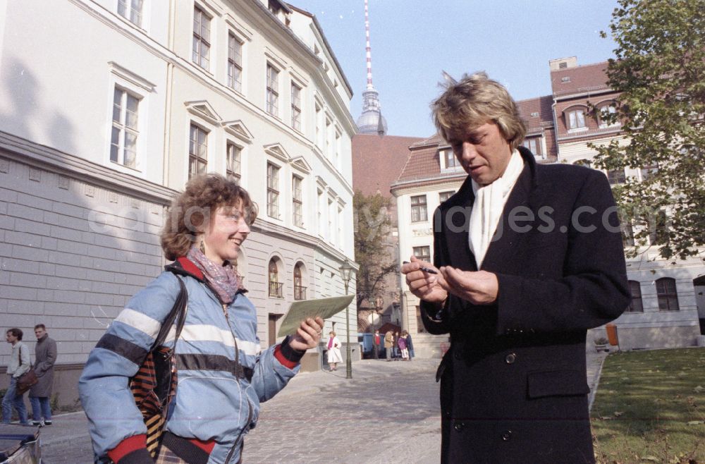 GDR image archive: Berlin - Portrait shot of the singer and musician Roland Kaiser distributing autographs in Berlin Eastberlin on the territory of the former GDR, German Democratic Republic