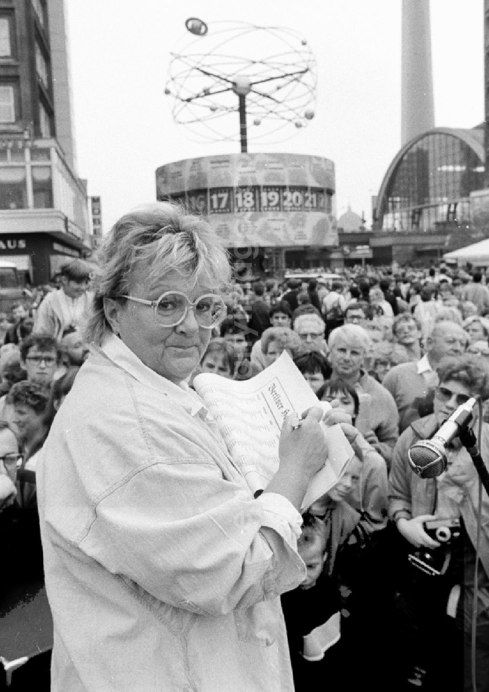 GDR image archive: Berlin - Portrait of the singer and musician Helga Hahnemann on Alexanderplatz in the district of Mitte in Berlin East Berlin in the area of the former GDR, German Democratic Republic