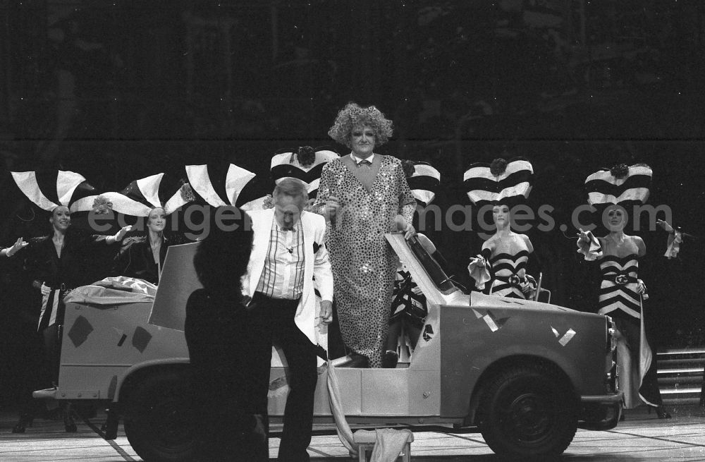 GDR photo archive: Berlin - Stage scene of the singer and musician Helga Hahnemann on the stage of the Great Hall in the Palace of the Republic in the district Mitte in Berlin East Berlin in the area of ​​the former GDR, German Democratic Republic