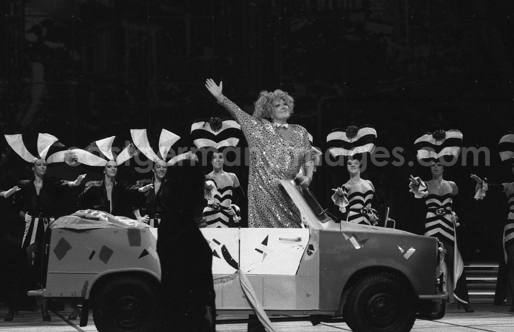 GDR picture archive: Berlin - Stage scene of the singer and musician Helga Hahnemann on the stage of the Great Hall in the Palace of the Republic in the district Mitte in Berlin East Berlin in the area of ​​the former GDR, German Democratic Republic