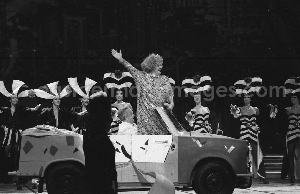 GDR picture archive: Berlin - Stage scene of the singer and musician Helga Hahnemann on the stage of the Great Hall in the Palace of the Republic in the district Mitte in Berlin East Berlin in the area of ​​the former GDR, German Democratic Republic