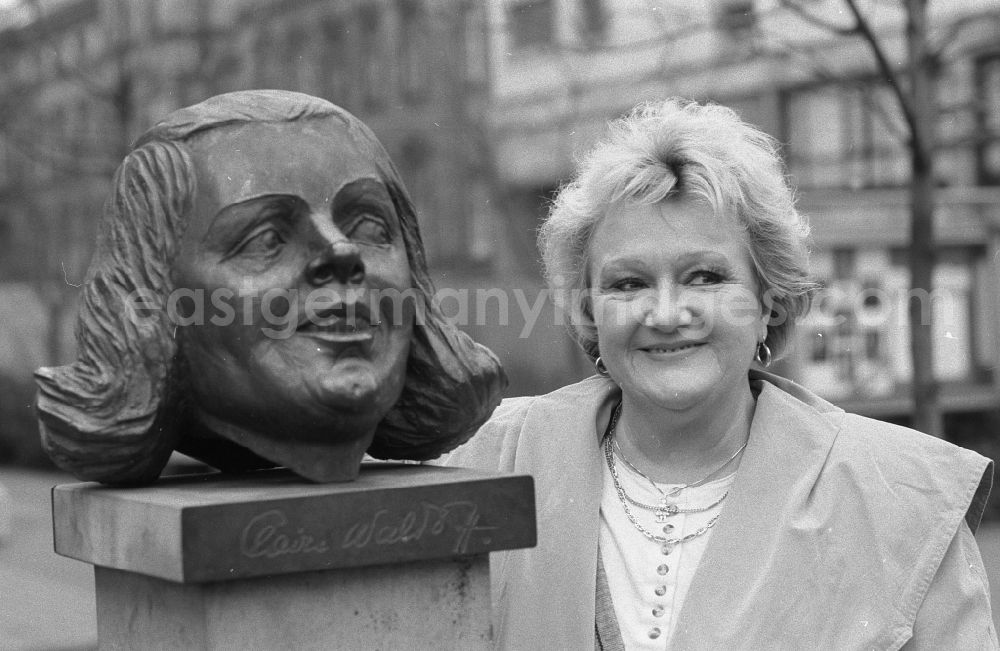 Berlin: Portrait shot of the singer and musician Helga Hahnemann in the district Mitte in Berlin Eastberlin on the territory of the former GDR, German Democratic Republic