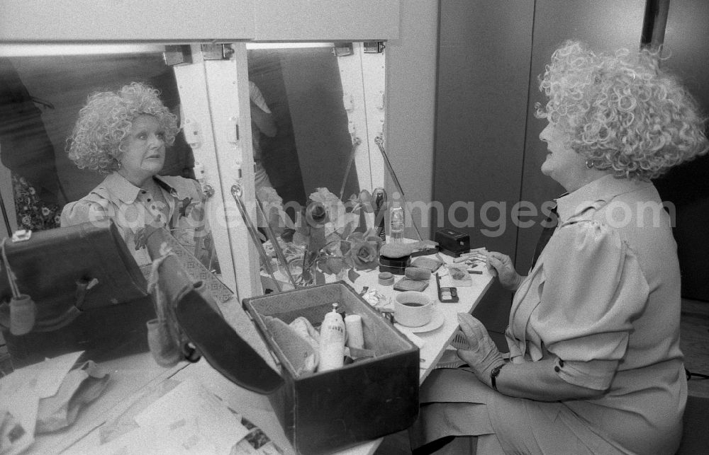 GDR image archive: Berlin - Portrait of the singer and musician Helga Hahnemann in the dressing room for the television format Kessel Buntes in the Palace of the Republic in the Mitte district of Berlin East Berlin in the area of the former GDR, German Democratic Republic