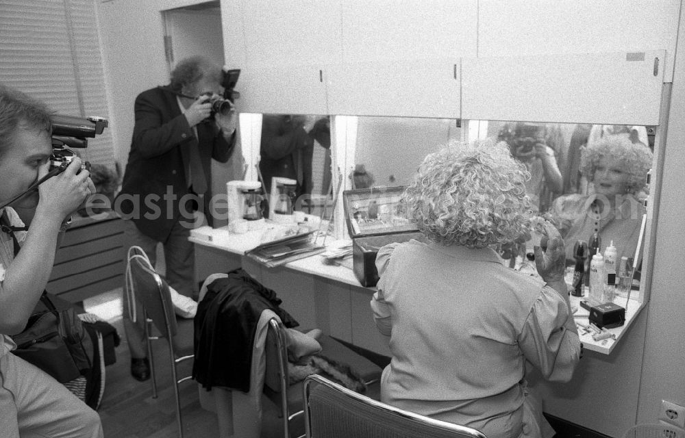 GDR image archive: Berlin - Portrait of the singer and musician Helga Hahnemann in the dressing room for the television format Kessel Buntes in the Palace of the Republic in the Mitte district of Berlin East Berlin in the area of the former GDR, German Democratic Republic