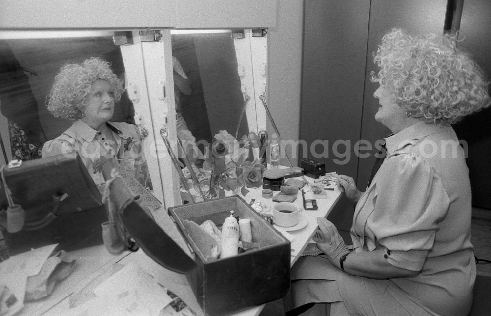 GDR photo archive: Berlin - Portrait of the singer and musician Helga Hahnemann in the dressing room for the television format Kessel Buntes in the Palace of the Republic in the Mitte district of Berlin East Berlin in the area of the former GDR, German Democratic Republic
