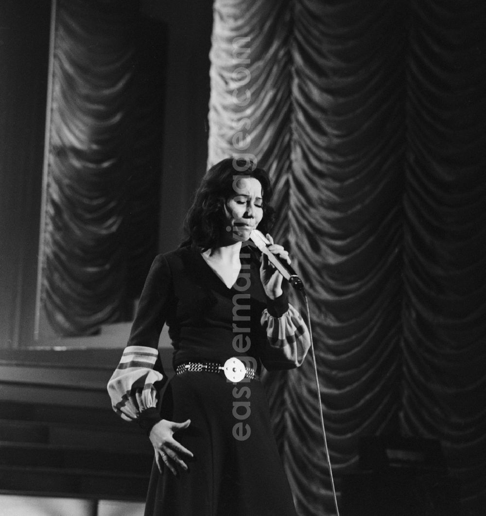 GDR image archive: Berlin - Singer and radio presenter Regina Thoss performing at the Palace of the Republic in Berlin