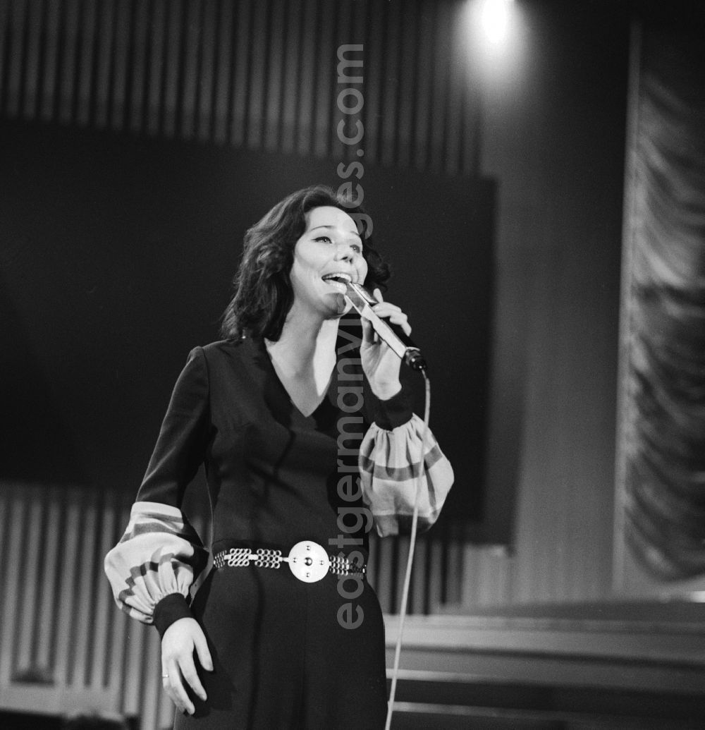 GDR picture archive: Berlin - Singer and radio presenter Regina Thoss performing at the Palace of the Republic in Berlin