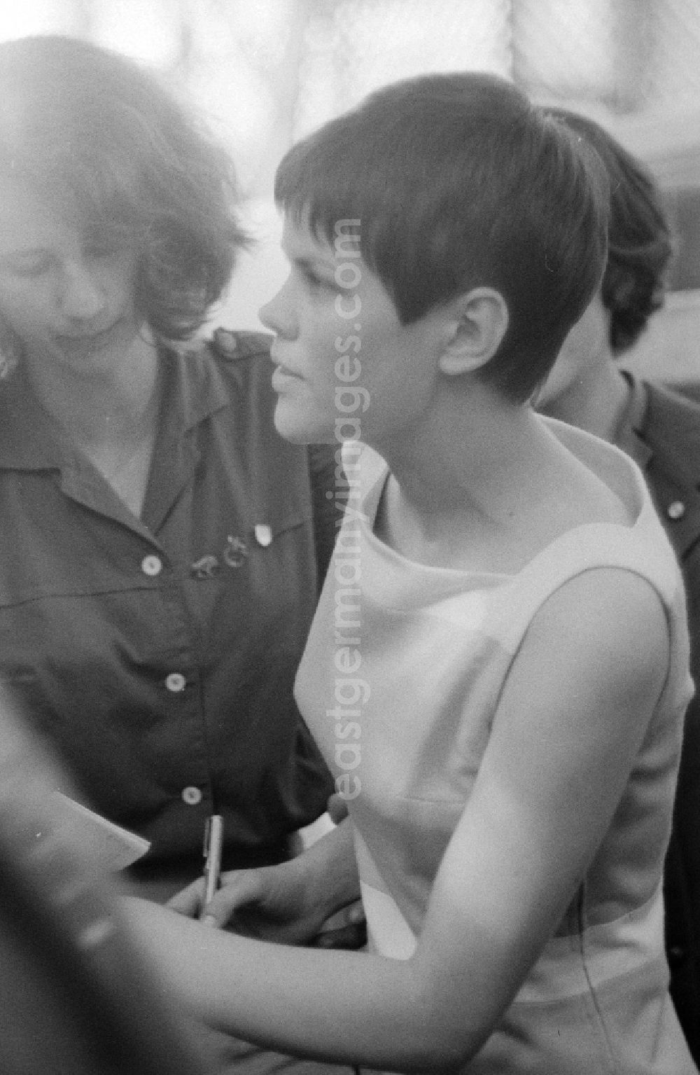 GDR photo archive: Chemnitz - The singer, actress and painter Chris Doerk in Chemnitz in Saxony on the territory of the former GDR, German Democratic Republic. Here at Pentecost meeting of the Youth 1967 in Karl-Marx-Stadt Chemnitz today