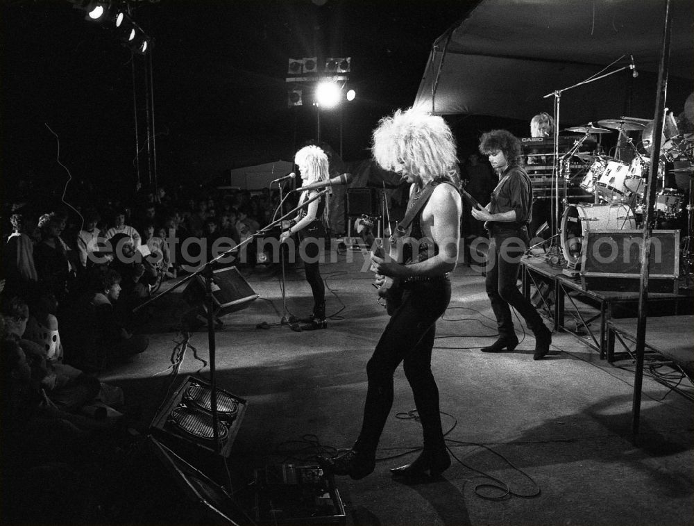 GDR image archive: Ketzin - Singer Tamara Danz with her band Silly at an outdoor concert in Ketzin in the federal state of Brandenburg in the territory of the former GDR, German Democratic Republic