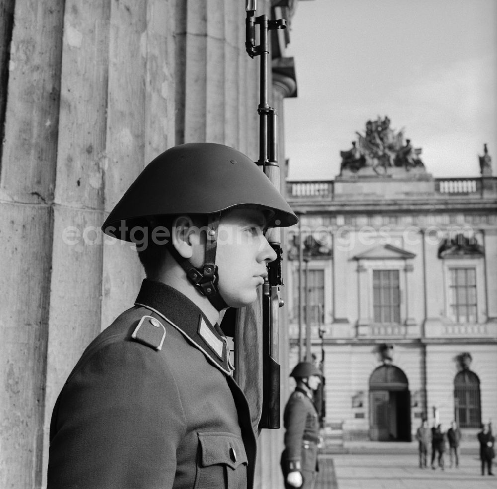 GDR picture archive: Berlin - Mitte - The New Guard is the central memorial to the victims of war and tyranny. It is located in the Berlin district of Mitte on Unter den Linden. The result was the building as the main and royal guard for the opposite Palais Royal. After the almost complete destruction during the Second World War, the building was inaugurated in 1960 after new three-year reconstruction work as a memorial to the victims of fascism and militarism. Until the German reunification in 1990, the day two soldiers of the Guards Regiment NVA stood as honor guard at the Neue Wache. Every Wednesday and Saturday at 14:3