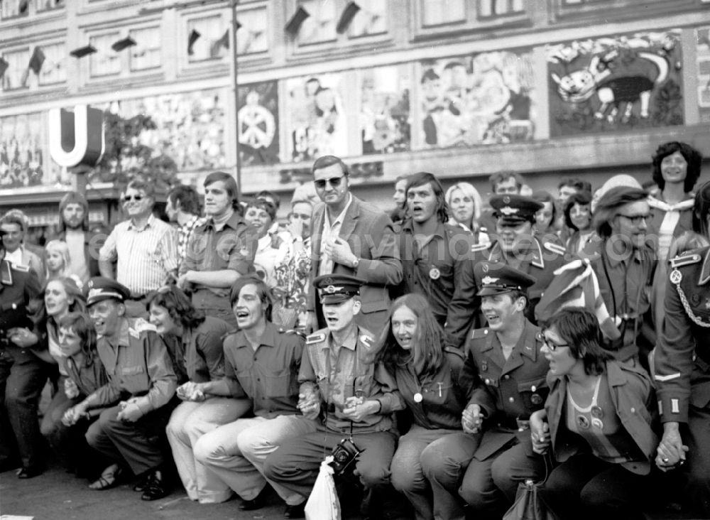 GDR image archive: Berlin - Soldiers - equipment and type of uniform of the LSK/LV air force - air defense at the World Festival on Alexanderplatz in the Mitte district of Berlin East Berlin on the territory of the former GDR, German Democratic Republic