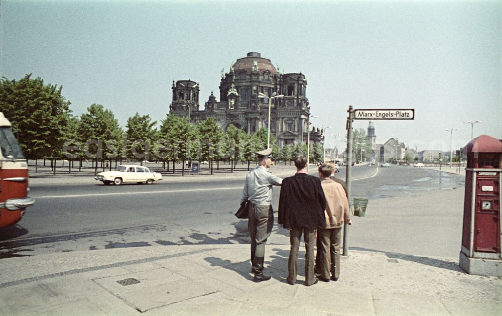 GDR picture archive: Berlin - Officer in the uniform of the National People's Army shows tourists the way on the street Unter den Linden corner Marx-Engel-Platz in the district Mitte in Berlin East Berlin on the territory of the former GDR, German Democratic Republic