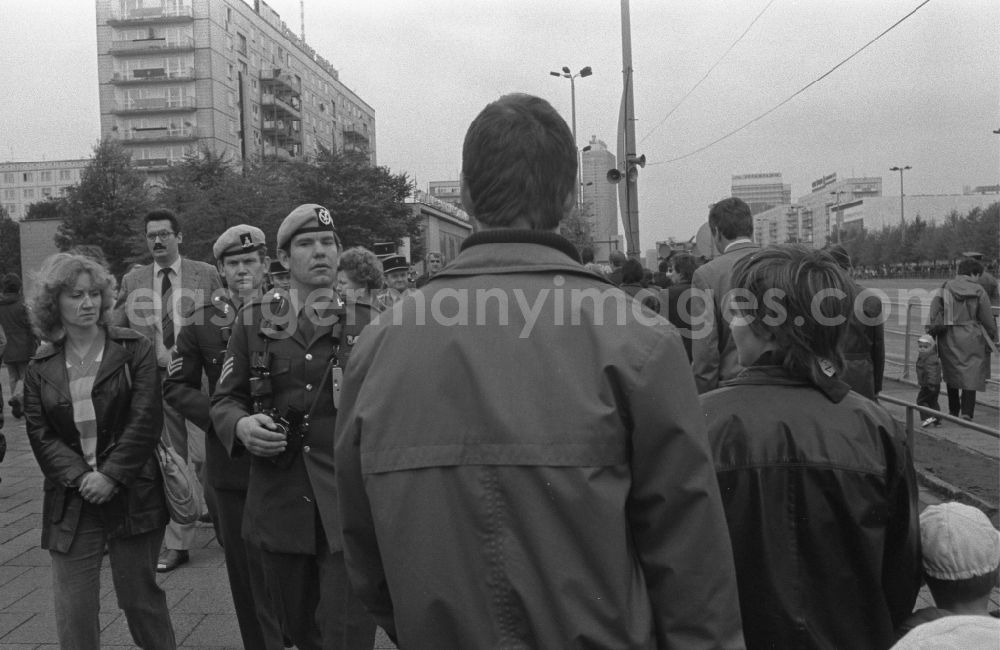 GDR image archive: Berlin - Soldiers of the Western Allied Military Liaison Missionwith camera equipment on Karl-Marx-Allee in Berlin Eastberlin on the territory of the former GDR, German Democratic Republic