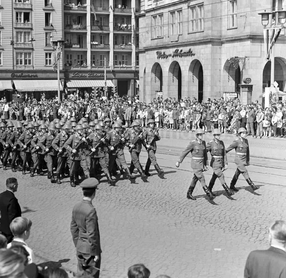 Magdeburg: Soldiers of the land forces marching on May 1st demonstration in Magdeburg. May Day is also known as May Day, Labor Day or achievements of the international labor movement