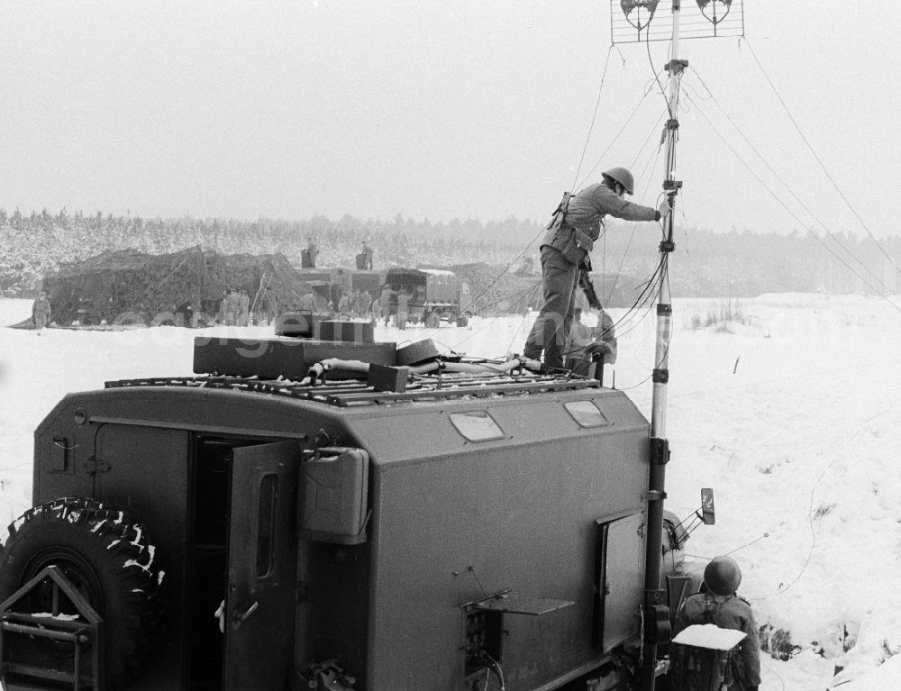 Königs Wusterhausen: Soldiers of the 2nd news regiment of the NVA with put up to a radio aerial on a mobile vehicle during a manoeuvre in winter in Wernsdorf in Koenigs Wusterhausen in the federal state Brandenburg in the area of the former GDR, German democratic republic