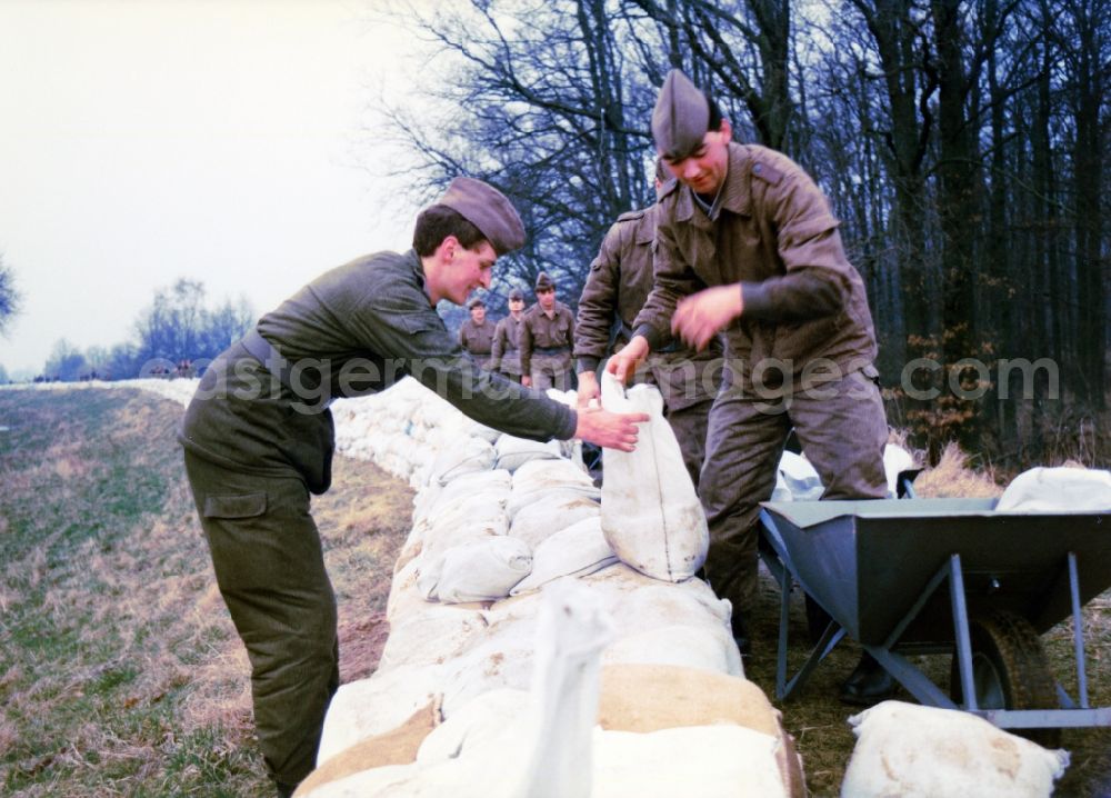GDR picture archive: Aulosen - NVA soldiers in the construction of flood protection - dykes on the floodplains of the river Elbe at Aulosen in present-day state of Brandenburg