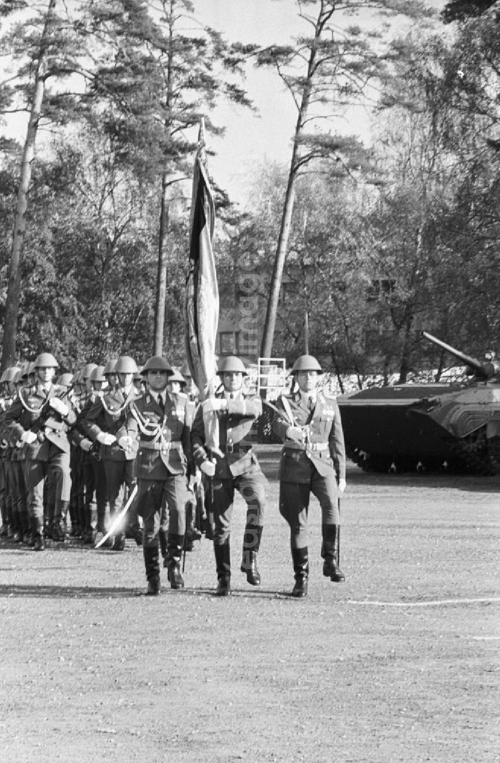 GDR picture archive: Goldberg - Soldaten marschieren an Panzer vorbei. Anlässlich der Auflösung des NVA (Nationale Volksarmee) -Panzerregiment.