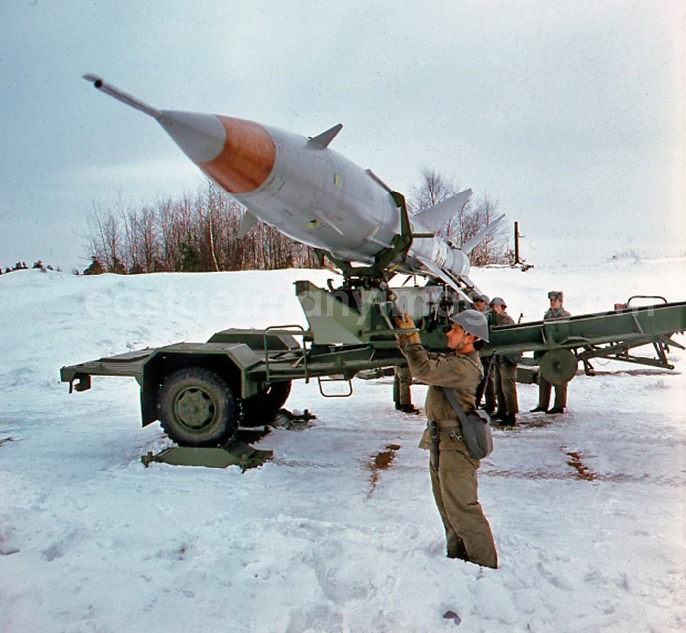 Peenemünde: Soldiers of the air defense missile forces (air defense) of the NPA in directing a mobile anti-aircraft missile (anti-aircraft missile) in winter with the launch pad at Peenemuende in Mecklenburg-Western Pomerania during a maneuver exercise. The Air Force (LSK), and Air Force / Air Defense of the National People's Army (LSK / LV) was an armed force (TSK) of the National People's Army (NVA) of the GDR. Best quality according to original artwork!