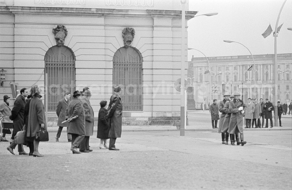 GDR image archive: Berlin - Parade formation and march of soldiers of the 'Friedrich Engels' guard regiment to the changing of the guard of honor in front of the Schinkelsche Neue Wache at the national memorial for the victims of war and fascism on the street Unter den Linden in the district Mitte in Berlin East Berlin on the territory of the former GDR, Germans Democratic Republic