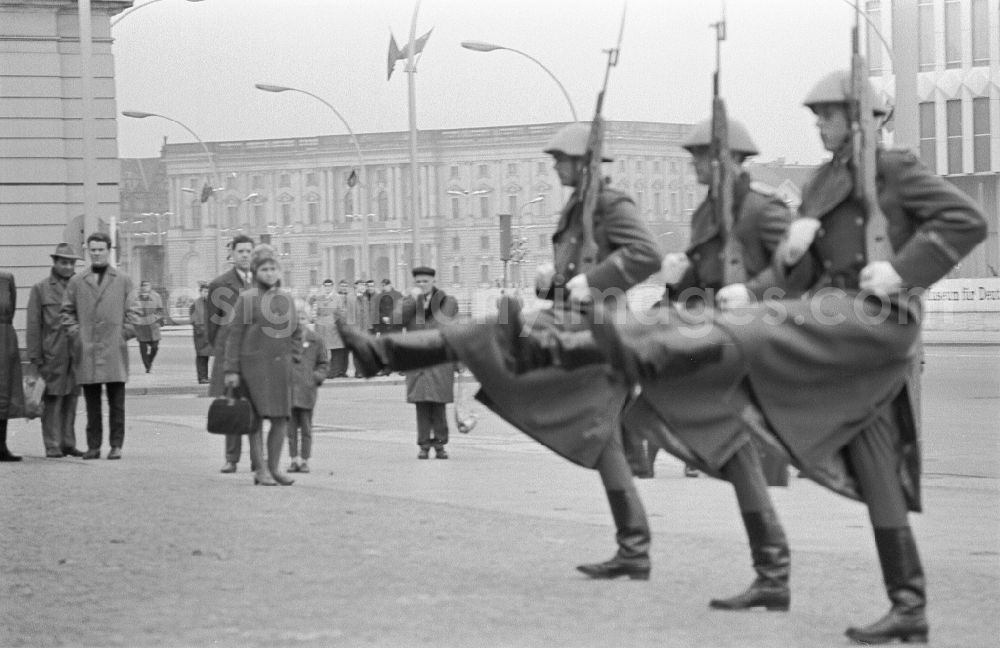 GDR photo archive: Berlin - Parade formation and march of soldiers of the 'Friedrich Engels' guard regiment to the changing of the guard of honor in front of the Schinkelsche Neue Wache at the national memorial for the victims of war and fascism on the street Unter den Linden in the district Mitte in Berlin East Berlin on the territory of the former GDR, Germans Democratic Republic