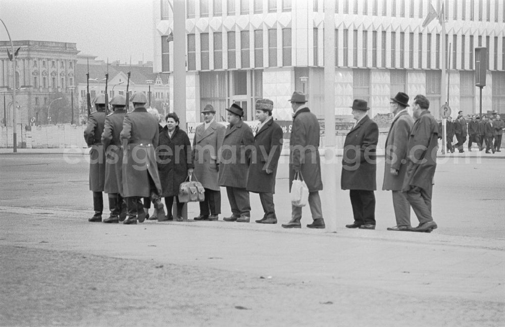 GDR picture archive: Berlin - Parade formation and march of soldiers of the 'Friedrich Engels' guard regiment to the changing of the guard of honor in front of the Schinkelsche Neue Wache at the national memorial for the victims of war and fascism on the street Unter den Linden in the district Mitte in Berlin East Berlin on the territory of the former GDR, Germans Democratic Republic