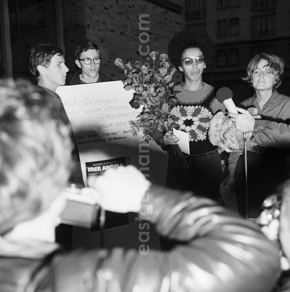 GDR image archive: Berlin - Fania Davis aus den USA wird von Jugendlichen aus Berliner Schulen im Kino Kosmos begrüßt. Sie dankt für die Solidarität mit ihrer Tochter Angela Davis. Die war 197