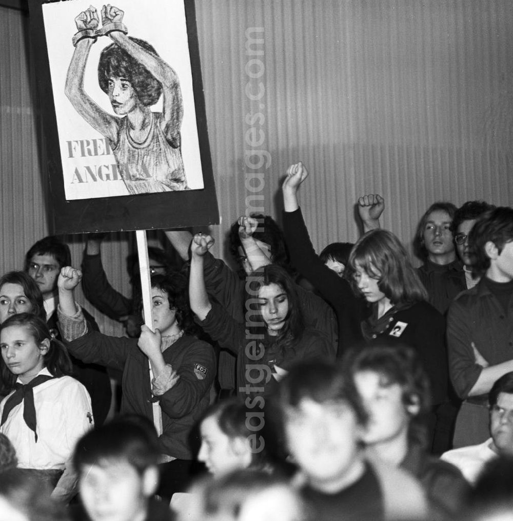 GDR photo archive: Berlin - Jugendliche aus Berliner Schulen feiern im Kino Kosmos Fania Davis aus den USA. Sie dankt ihnen für die Solidarität mit ihrer Tochter Angela Davis. Die war 197