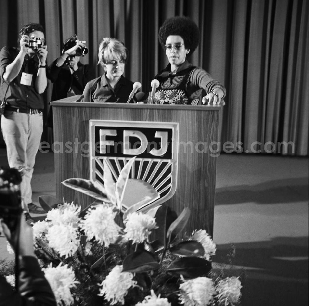 GDR picture archive: Berlin - Fania Davis aus den USA spricht vor Jugendlichen aus Berliner Schulen im Kino Kosmos. Sie dankt für die Solidarität mit ihrer Tochter Angela Davis. Die war 197