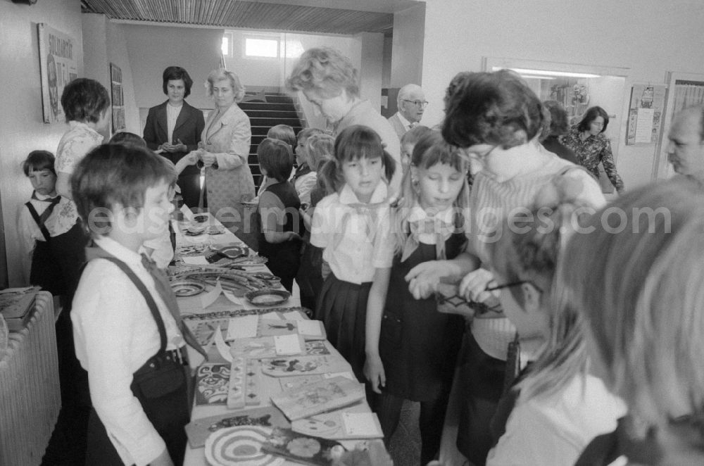 GDR picture archive: Berlin - Young Pioneers sell on the Solidarity Bazaar in a school self-made things, in Berlin, the former capital of the GDR, the German Democratic Republic