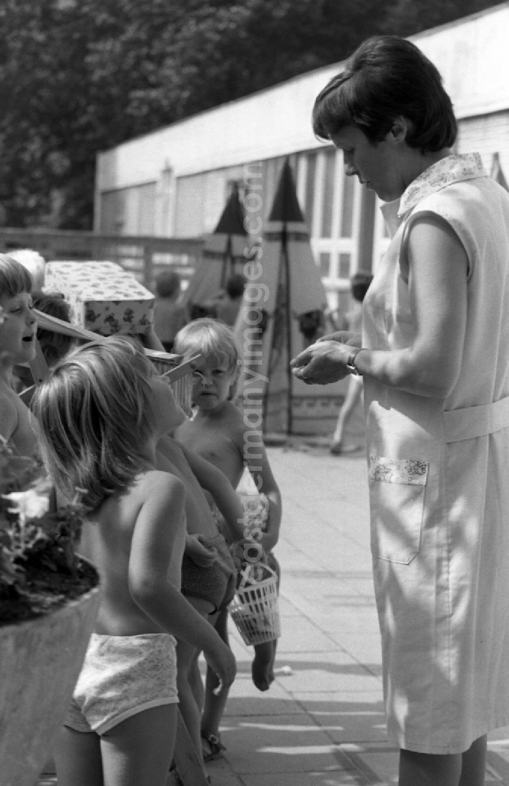 GDR picture archive: Berlin - Summer temperatures while playing and having fun with toddlers cared for by educators in a kindergarten on a playground in Berlin East Berlin on the territory of the former GDR, German Democratic Republic