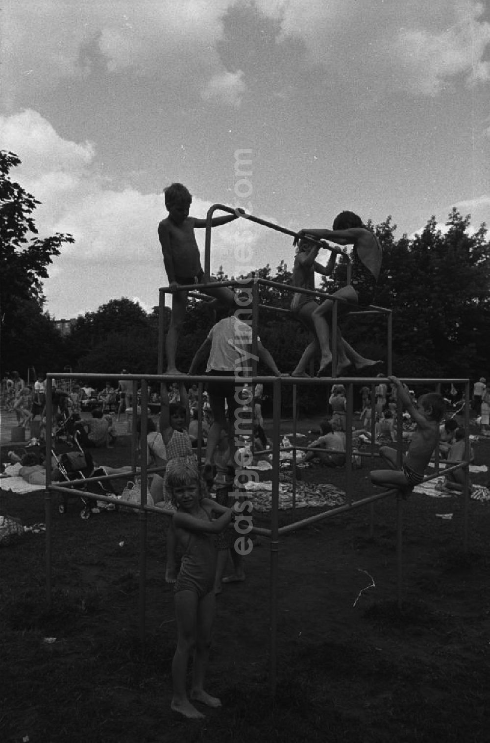 Berlin : Sommerfest im Monbijoupark. Kinder spielen auf einem Klettergerüst des Parks.