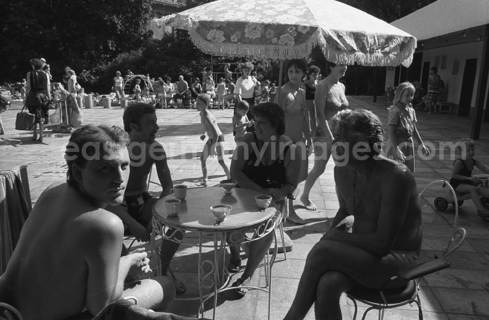 GDR image archive: Berlin - Sommerfest im Monbijoupark. Während die kleinen planschen, genießen die großen einen Kaffee.