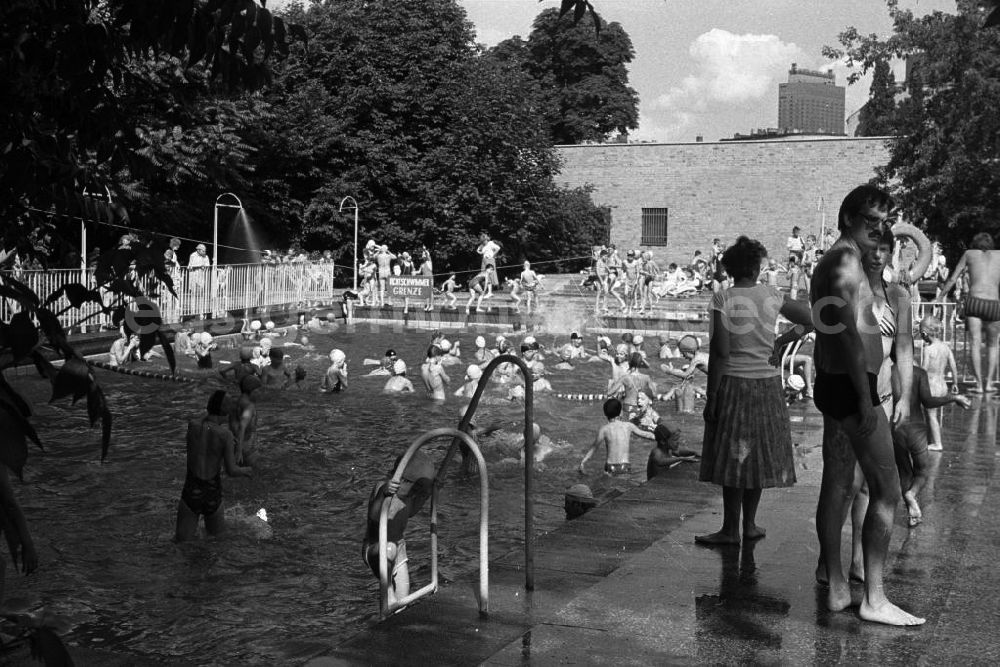 GDR photo archive: Berlin - Sommerfest im Monbijoupark. Kleine Badegäste planschen und schwimmen im Freibad. Im Hintergrund das Charité-Hochhaus.