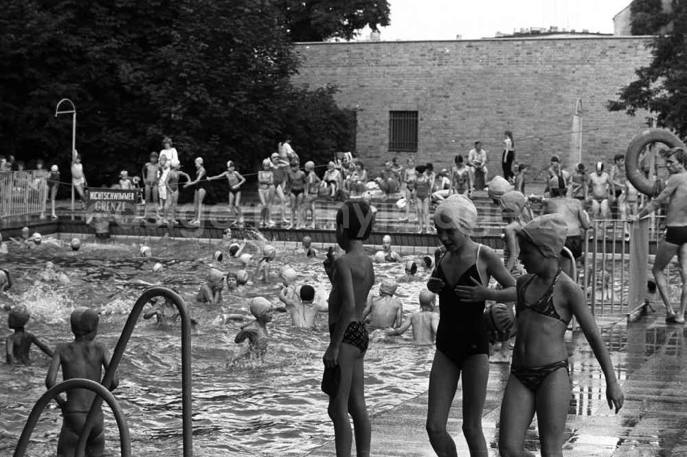 Berlin : Sommerfest im Monbijoupark. Kleine Badegäste planschen und schwimmen im Freibad.