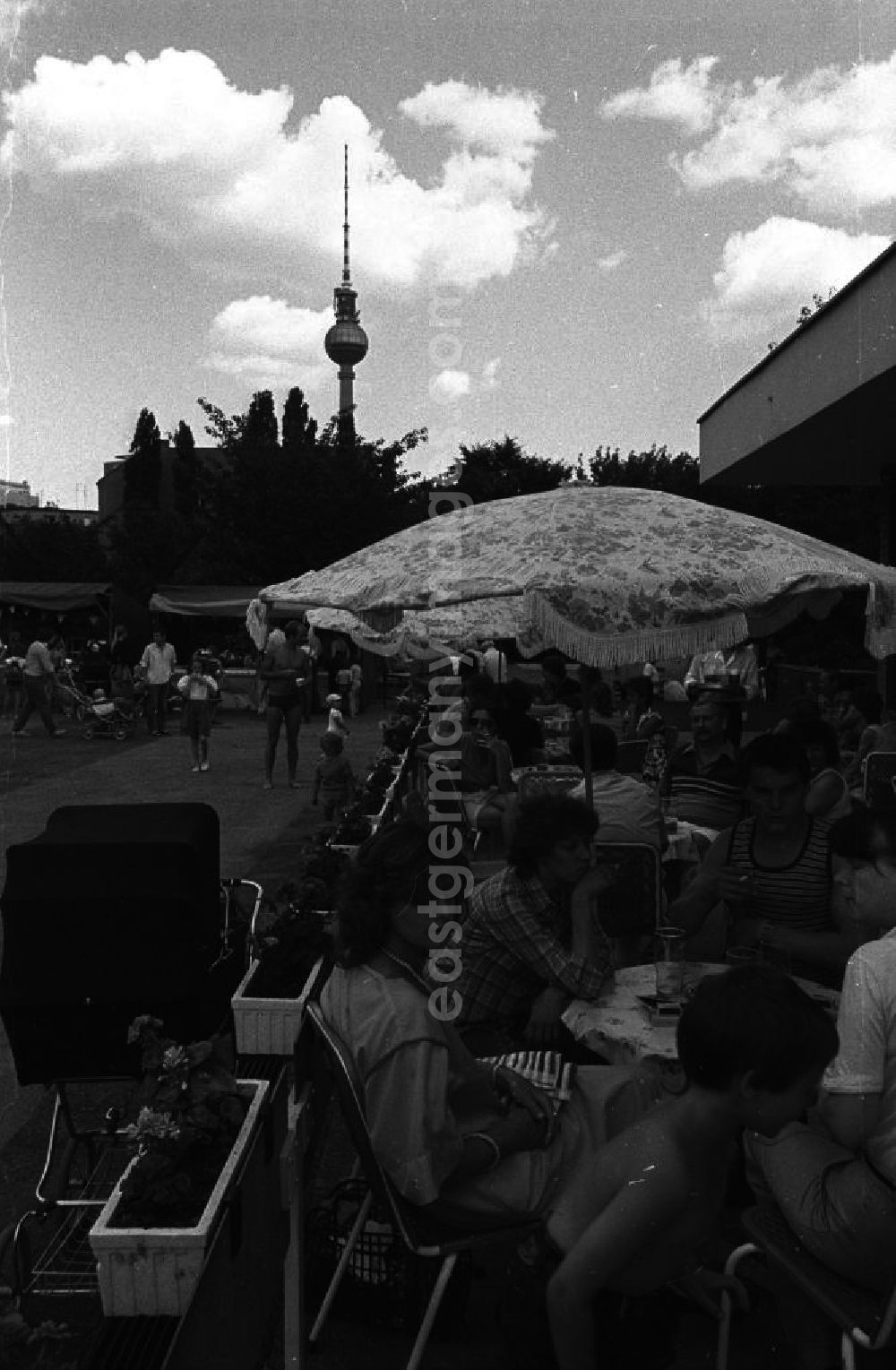 GDR image archive: Berlin - Sommerfest im Monbijoupark. Gäste im Café des Parks.