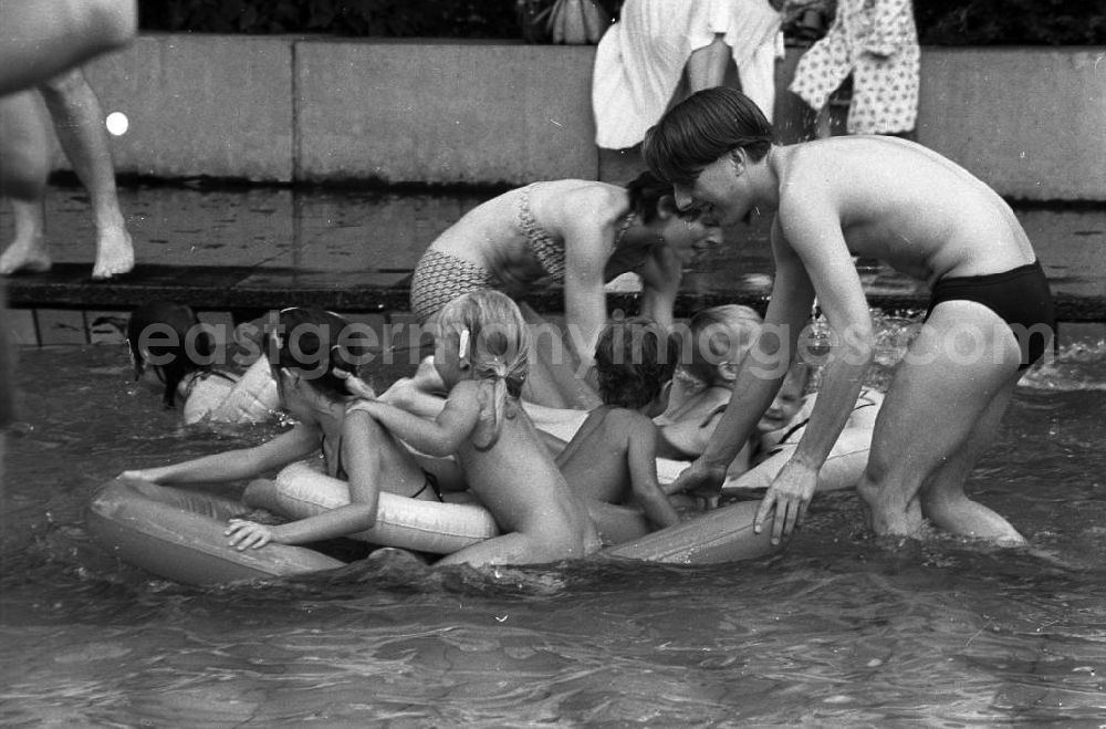 GDR photo archive: Berlin - Sommerfest im Monbijoupark. Kleine Badegäste planschen im Freibad.