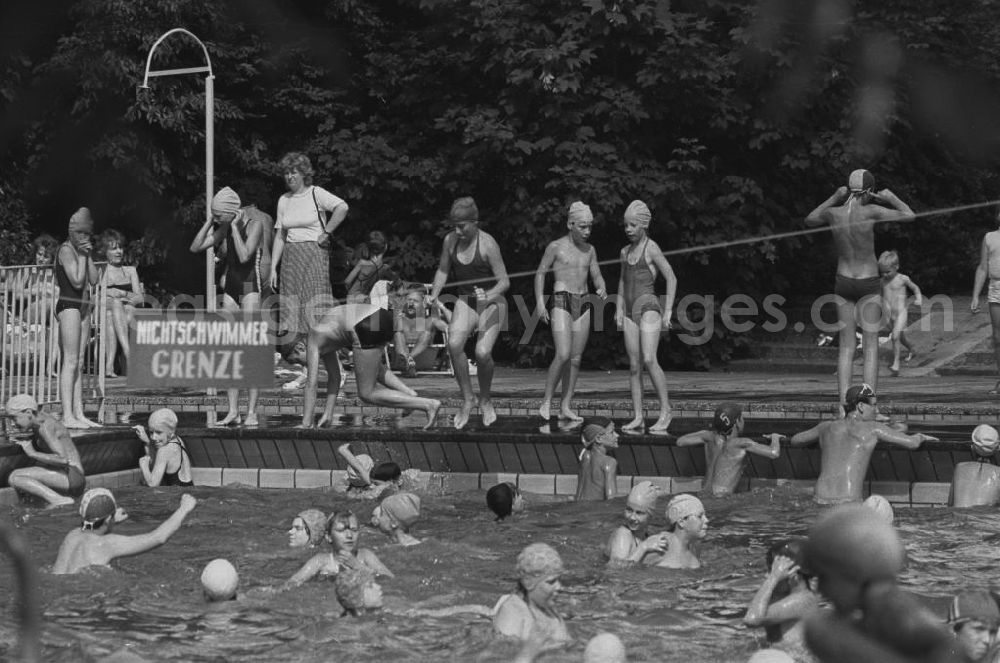 GDR picture archive: Berlin - Sommerfest im Monbijoupark. Kleine Badegäste planschen und schwimmen im Freibad.