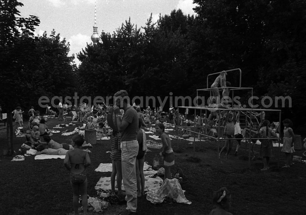 GDR image archive: Berlin - Sommerfest im Monbijoupark. Große und kleine Badegäste auf der Liegewiese.
