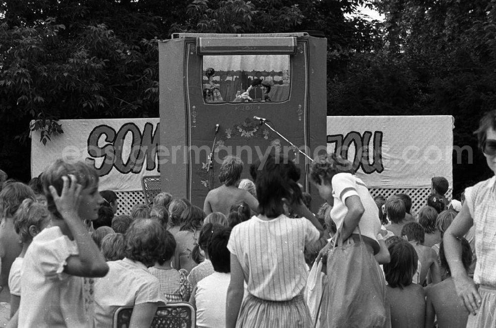 GDR photo archive: Berlin - Sommerfest im Monbijoupark. Ein Puppentheater spielt.