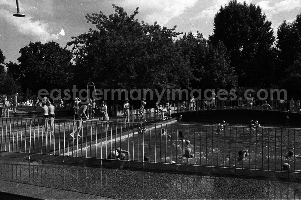 GDR picture archive: Berlin - Sommerfest im Monbijoupark. Große und Kleine Badegäste schwimmen im Freibad.