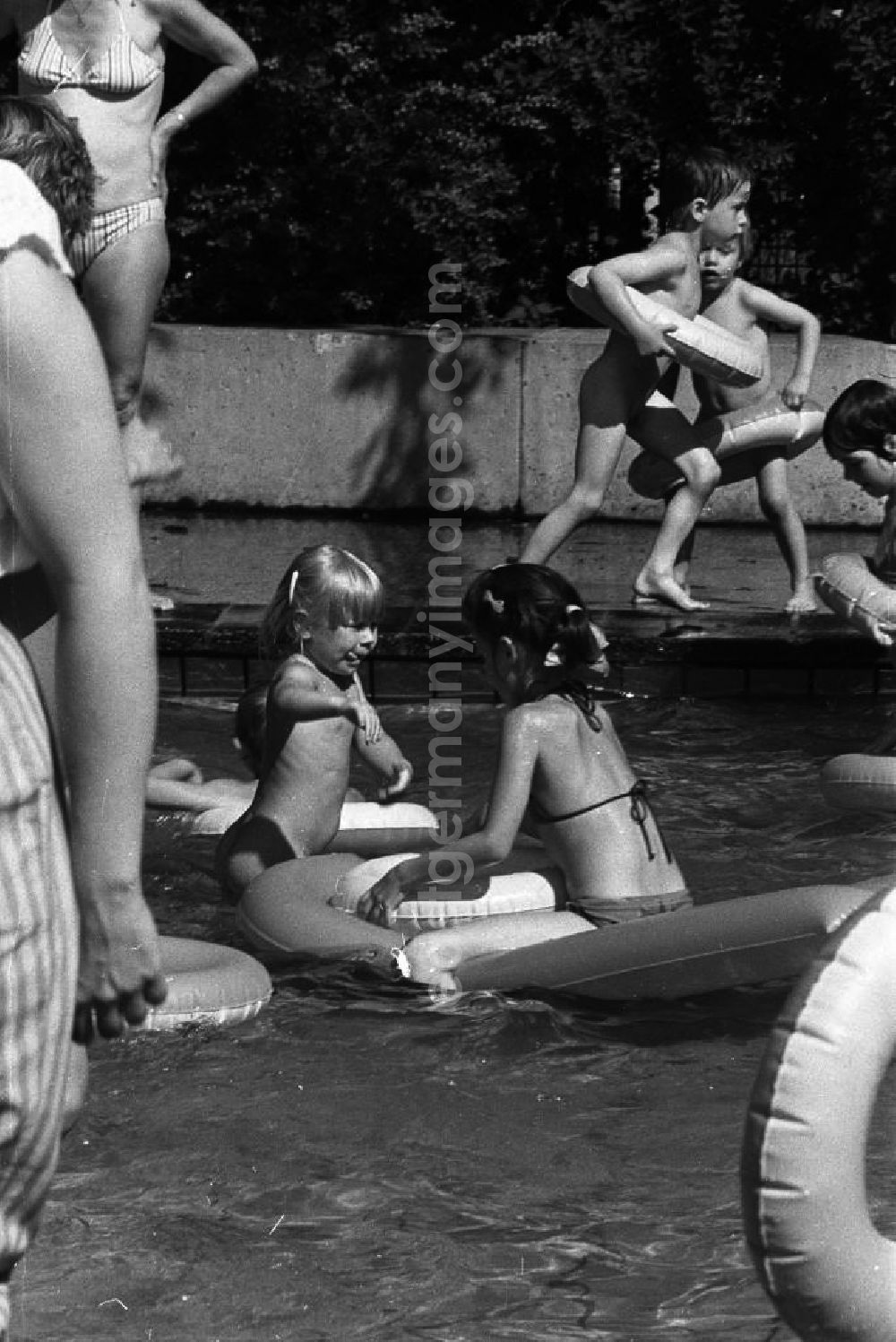 GDR image archive: Berlin - Sommerfest im Monbijoupark. Kleine Badegäste planschen im Freibad.