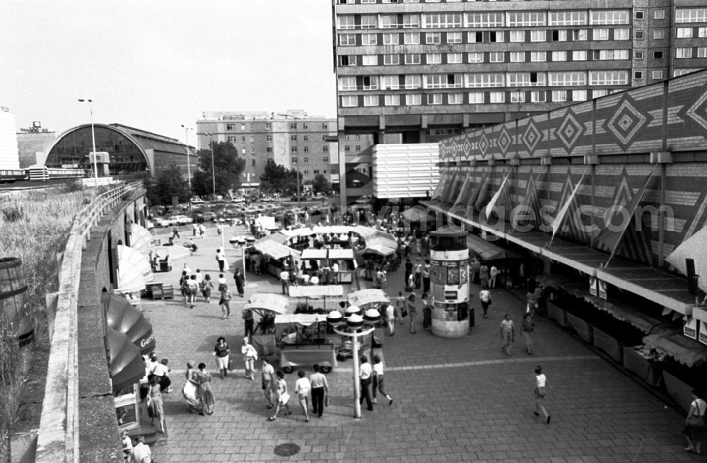 GDR image archive: Berlin-Mitte - Sommermarkt und Berliner Markthalle 10.
