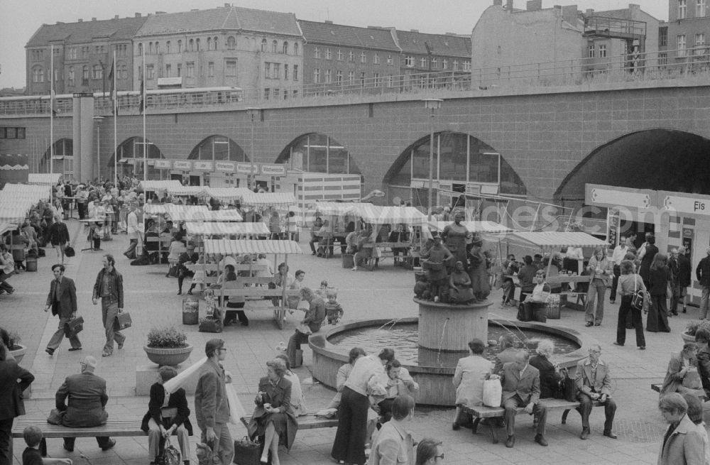 GDR picture archive: Berlin - Summer market with kiosks at the S-Bahn arches, seats and the market hall fountain in Berlin, the former capital of the GDR, the German Democratic Republic