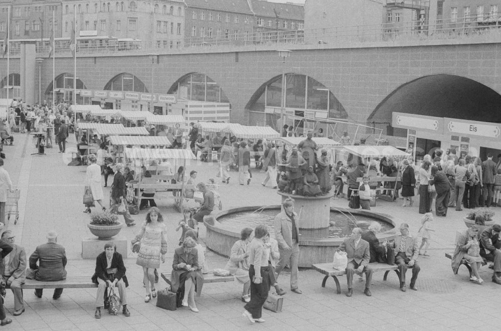 GDR picture archive: Berlin - Summer market with kiosks at the S-Bahn arches, seats and the market hall fountain in Berlin, the former capital of the GDR, the German Democratic Republic
