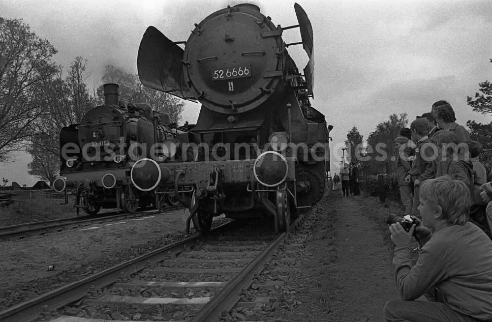 GDR photo archive: Fürstenberg/Havel - Steam locomotive of the Deutsche Reichsbahn of the class 38 Pufferkuesser in Fuerstenberg / Havel in the federal state Brandenburg on the territory of the former GDR, German Democratic Republic