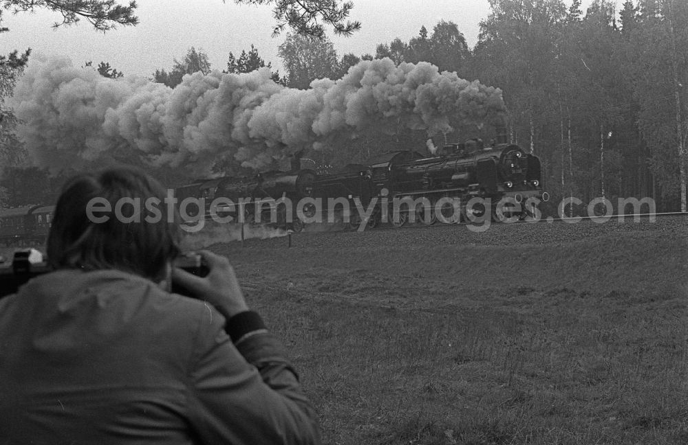 GDR photo archive: Fürstenberg/Havel - Steam locomotive of the Deutsche Reichsbahn of the class 38 Pufferkuesser in Fuerstenberg / Havel in the federal state Brandenburg on the territory of the former GDR, German Democratic Republic